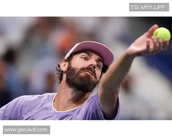 意大利秃头足球巨星风采揭秘 从赛场到时尚的独特魅力