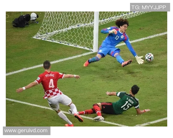 足球球星场上亲吻瞬间揭秘：激情与友情交织的精彩时刻