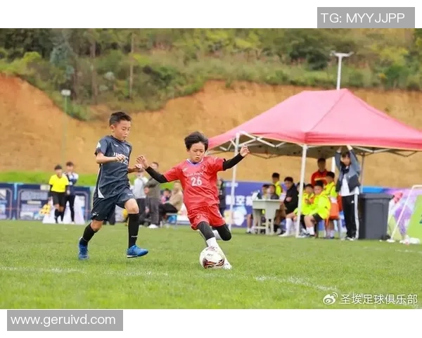 山南足球球星荣耀时刻见证绿茵赛场拼搏与青春风采