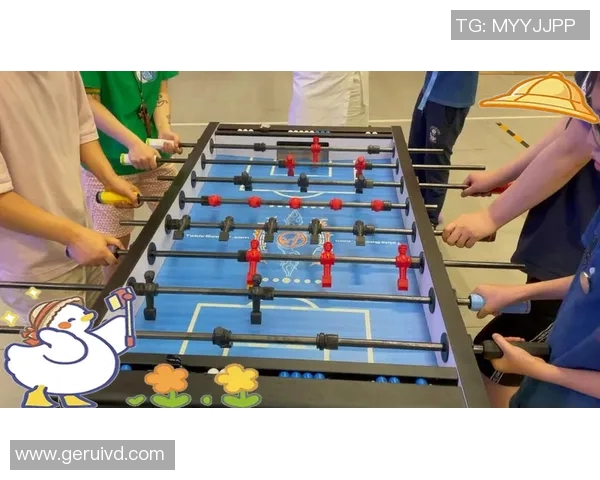 球星与小孩共度欢乐时光 一场激烈的桌上足球对决温馨开启