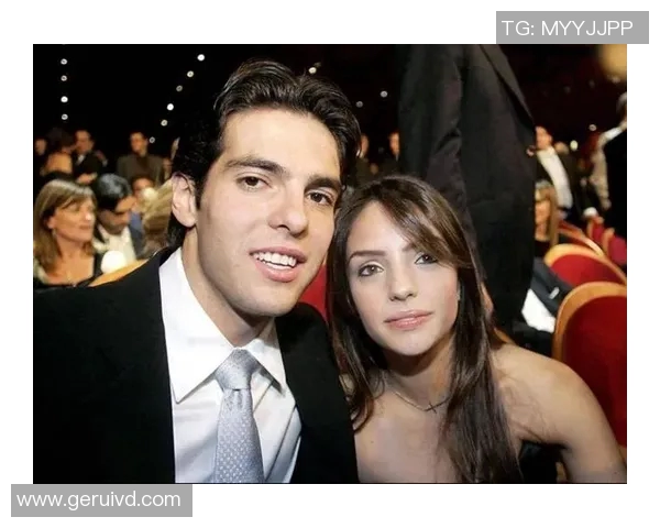 足球球星情侣甜蜜合影展现爱情与运动激情的完美融合